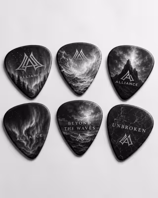 Alliance-sett með gítarneglum með sérhönnuðum myndum innblásnum af Northern Lights, Beyond The Waves, Unbroken og gullna Alliance-merkinu