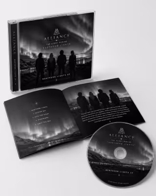 Efnisleg útgáfa af Northern Lights EP-plötunni sýnd með bæklingi og diski