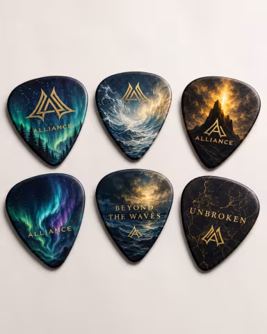 Alliance-sett með gítarneglum með sérhönnuðum myndum innblásnum af Northern Lights, Beyond The Waves, Unbroken og gullna Alliance-merkinu