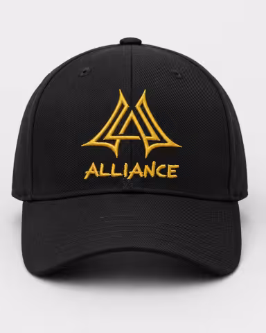 Svört Alliance-derhúfa sýnd frá skáhallri fram- og hliðarsýn með saumuðu gullnu merki