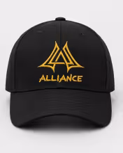 Svört Alliance-derhúfa sýnd frá skáhallri fram- og hliðarsýn með saumuðu gullnu merki